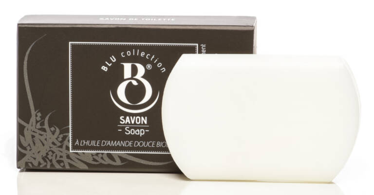 Savon à l'huile 'amande douce végétale 15gr- Emballage en carton noir minimaliste. Carton écologique & recyclable